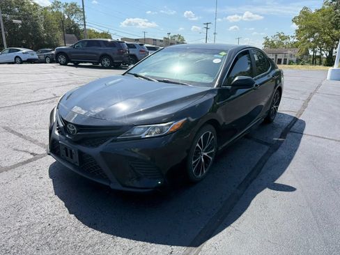 Used 2019 Toyota Camry SE FWD image 3