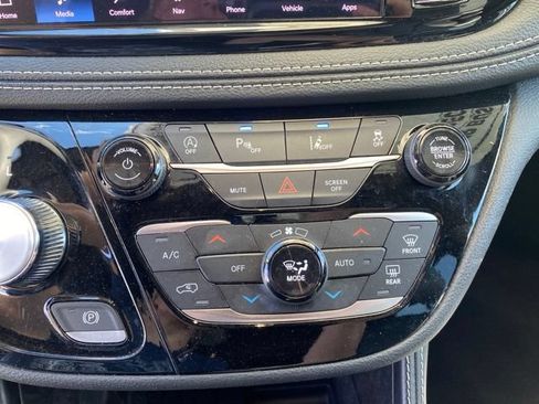 Used 2025 Chrysler Pacifica Limited FWD image 27