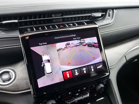 Used 2022 Jeep Grand Cherokee L Limited w/ Luxury Tech Group II image 15