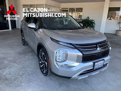 Used 2023 Mitsubishi Outlander SE image 1
