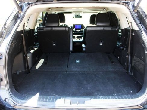 Used 2025 Toyota Highlander XLE AWD/4WD image 7