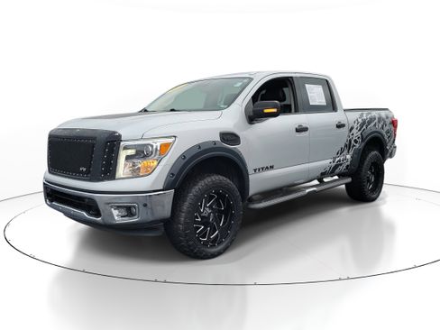 Used 2017 Nissan Titan SL image 2