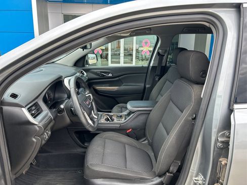 Used 2023 GMC Acadia SLE w/ Driver Convenience Package image 9