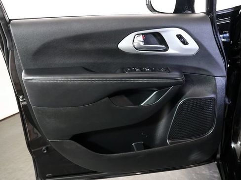 Used 2025 Chrysler Pacifica Limited FWD image 26