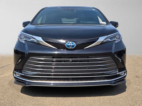 Certified 2025 Toyota Sienna Platinum AWD/4WD image 8