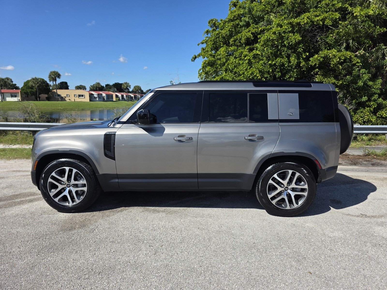 Certified 2024 Land Rover Defender 110 S AWD/4WD image 7