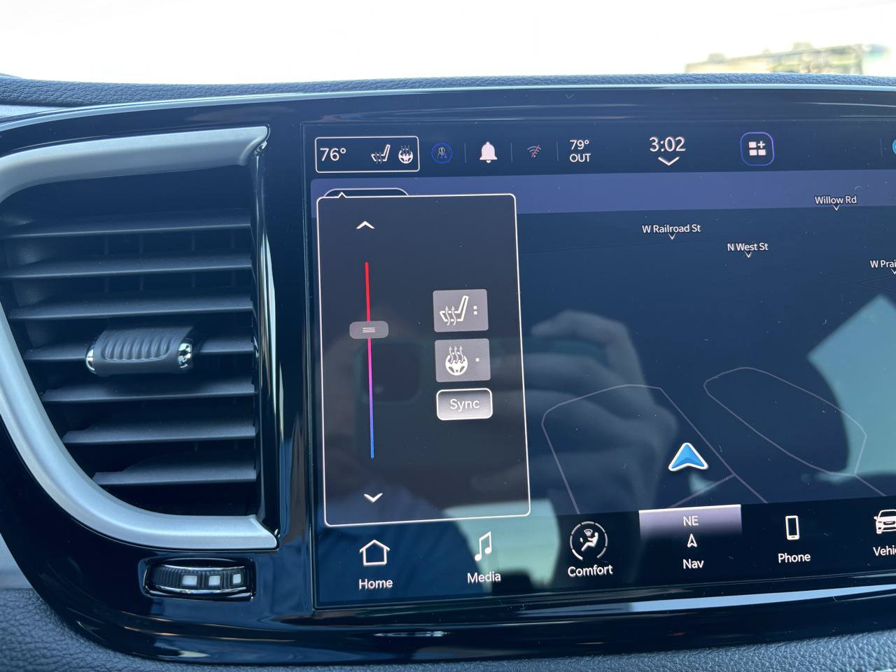 Used 2023 Chrysler Pacifica Touring-L w/ Uconnect Theater Family Group FWD image 27