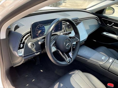 Used 2025 Mercedes-Benz E 350 4MATIC Sedan image 4