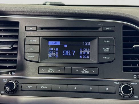 Used 2017 Hyundai Elantra SE image 16