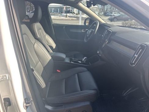 Certified 2025 Volvo XC40 B5 Plus image 15