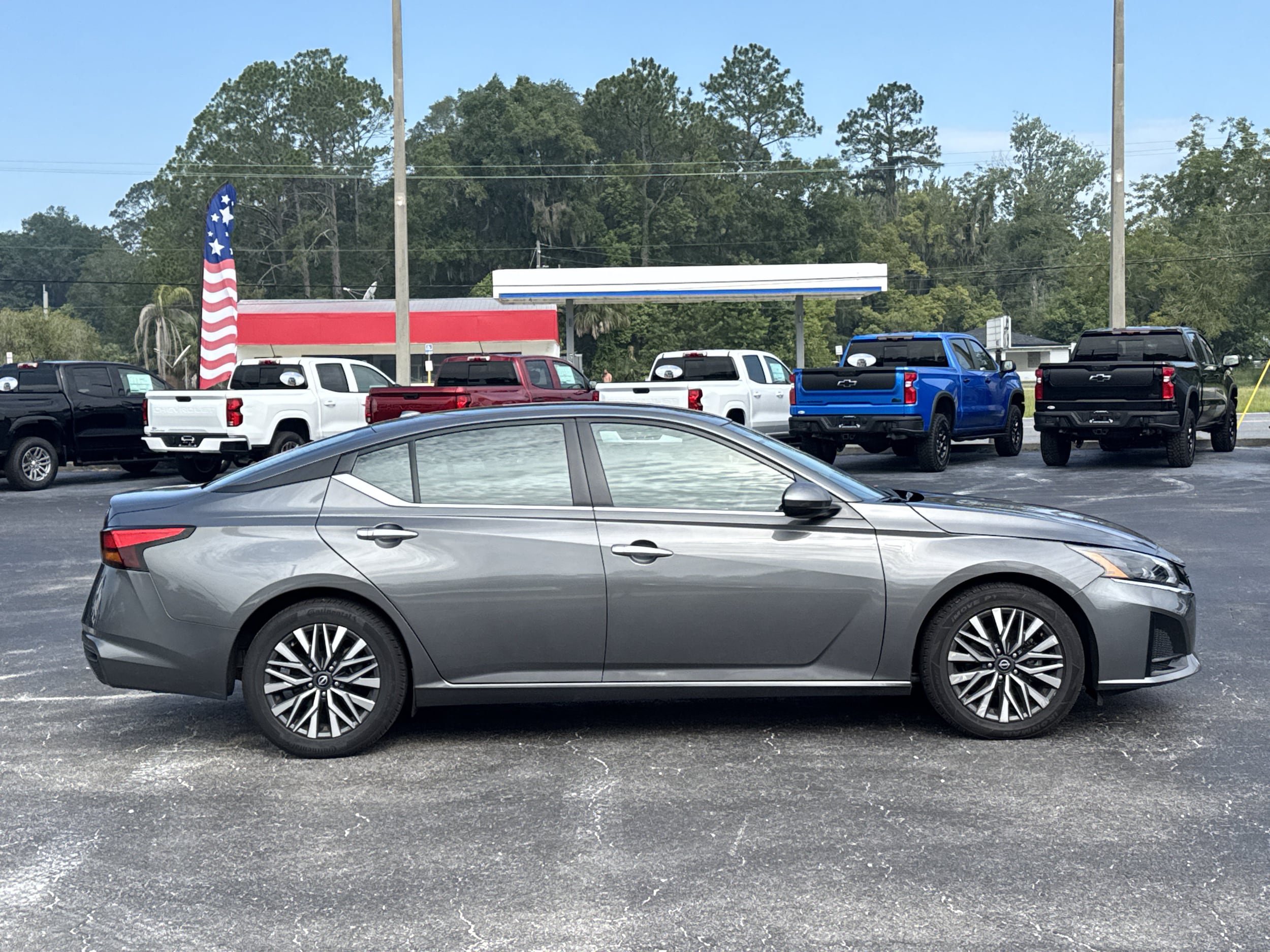 Used 2025 Nissan Altima 2.5 SV FWD image 9