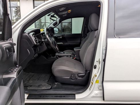 Used 2017 Toyota Tacoma TRD Sport w/ Tow Package (A/T) image 12