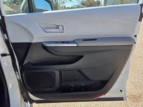 Used 2025 Toyota Sienna LE image 27