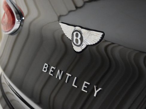 Used 2024 Bentley Bentayga V8 image 14