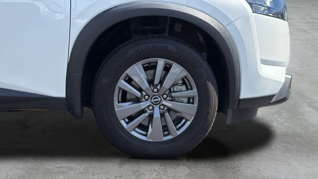 Used 2025 Nissan Pathfinder SV FWD image 32