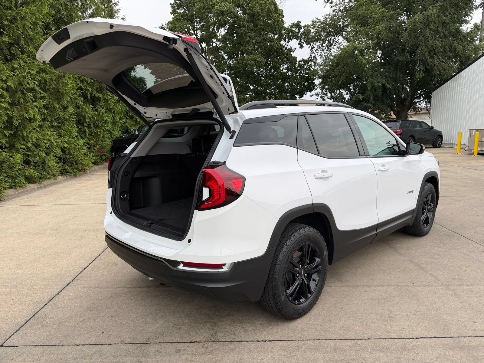 Used 2022 GMC Terrain AT4 AWD/4WD image 32