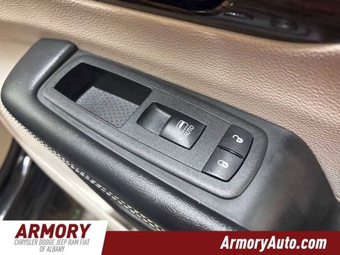 Used 2023 Chrysler Pacifica Limited image 34