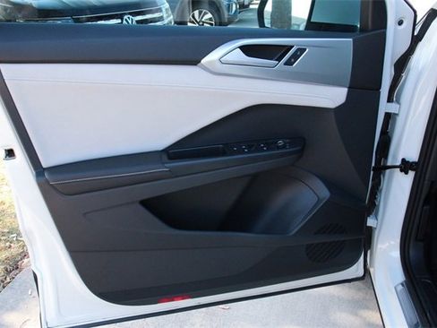 Certified 2025 Volkswagen Taos SE image 12