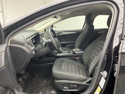 Used 2019 Ford Fusion SE image 3