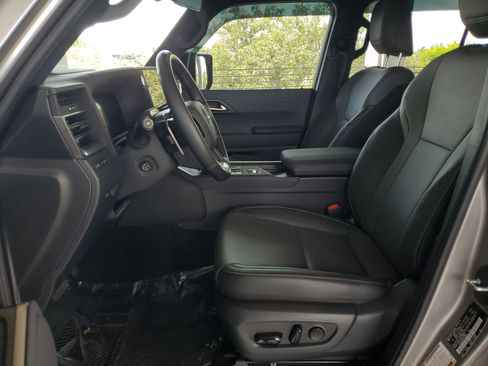 Used 2024 Lexus GX 550 w/ Cold Area Package AWD/4WD image 17