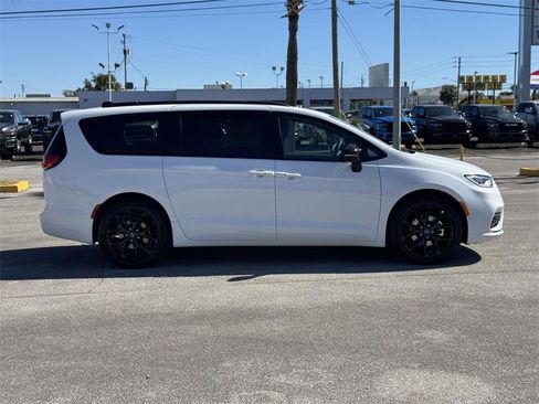 New 2026 Chrysler Pacifica Select w/ S Appearance Package image 7