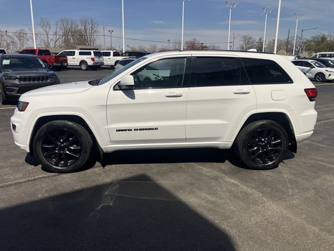 Used 2017 Jeep Grand Cherokee Altitude image 4