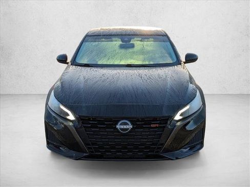 Used 2023 Nissan Altima 2.5 SR w/ SR Premium Package image 2