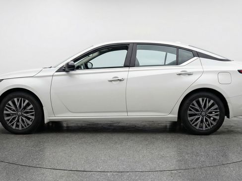 Used 2025 Nissan Altima 2.5 SV image 5