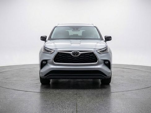 Used 2025 Toyota Highlander XSE image 2