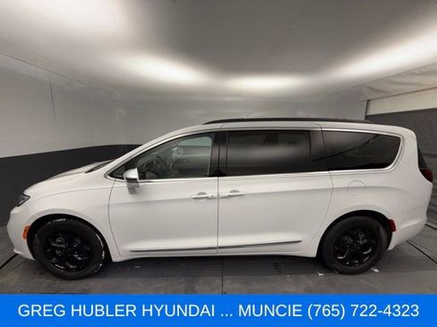 Used 2022 Chrysler Pacifica Limited FWD image 13