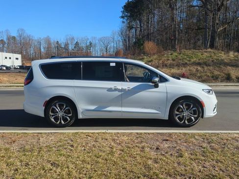 New 2026 Chrysler Pacifica Pinnacle w/ Trailer Tow Group image 14