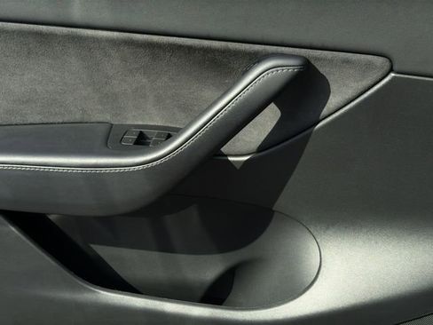 Used 2022 Tesla Model Y Long Range image 31