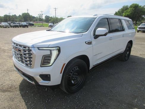 New 2026 GMC Yukon XL Denali w/ Denali Reserve Package AWD/4WD image 9