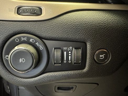 Used 2018 Jeep Cherokee Limited AWD/4WD image 30