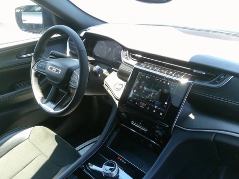 Used 2023 Jeep Grand Cherokee Altitude AWD/4WD image 23