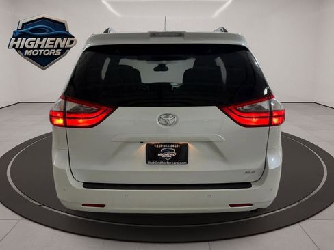 Used 2020 Toyota Sienna XLE Premium w/ Carpet Mat Package image 5