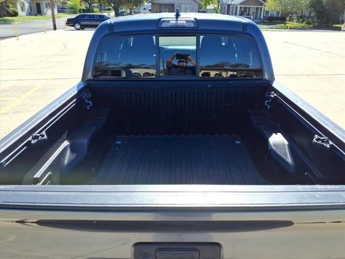 Used 2017 Toyota Tacoma SR5 image 11