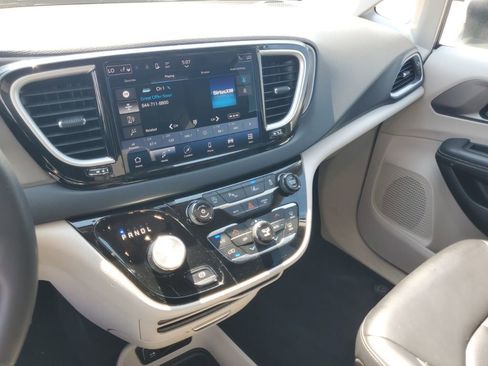 Used 2023 Chrysler Pacifica Touring-L FWD image 19