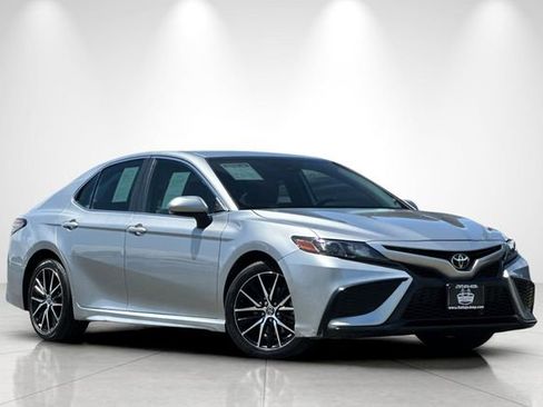 Used 2024 Toyota Camry SE FWD image 2