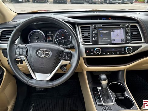 Used 2016 Toyota Highlander XLE AWD/4WD image 18