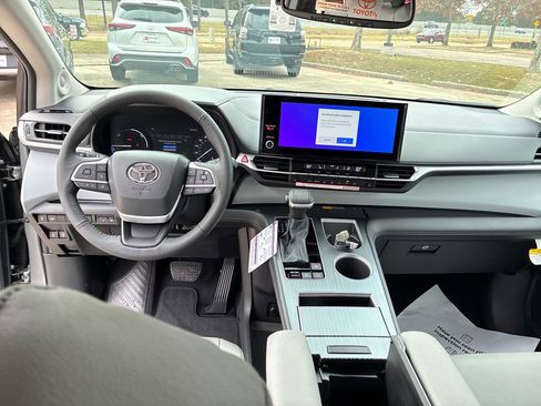 New 2026 Toyota Sienna XLE image 19