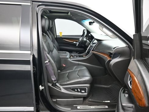 Used 2017 Cadillac Escalade ESV Luxury image 57