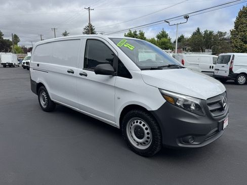 Used 2021 Mercedes-Benz Metris image 1