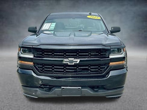 Used 2019 Chevrolet Silverado 1500 Custom w/ Custom Convenience Package AWD/4WD image 2