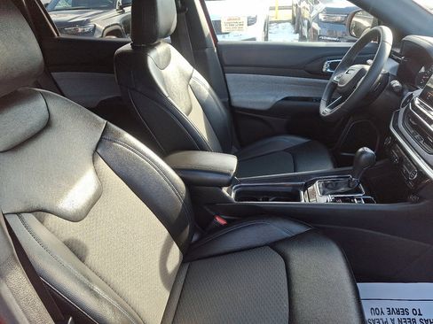 Used 2024 Jeep Compass Latitude image 11