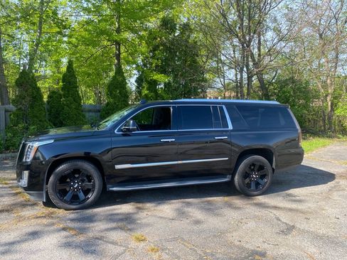 Used 2017 Cadillac Escalade ESV Luxury AWD/4WD image 2