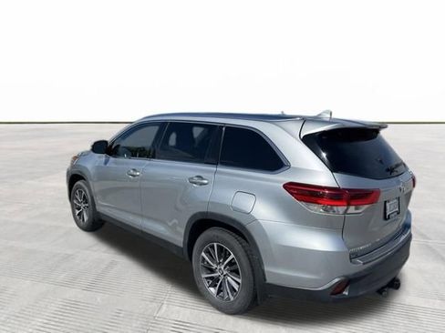 Used 2019 Toyota Highlander XLE AWD/4WD image 3