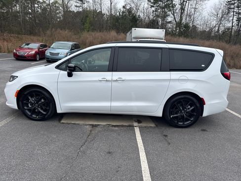New 2026 Chrysler Pacifica Select image 8