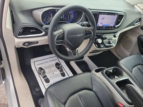 Used 2024 Chrysler Pacifica Touring-L FWD image 17