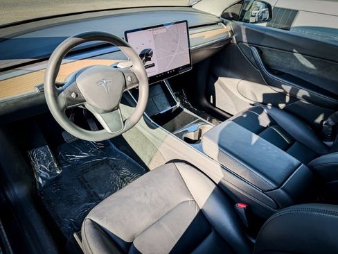 Used 2021 Tesla Model Y Long Range image 9